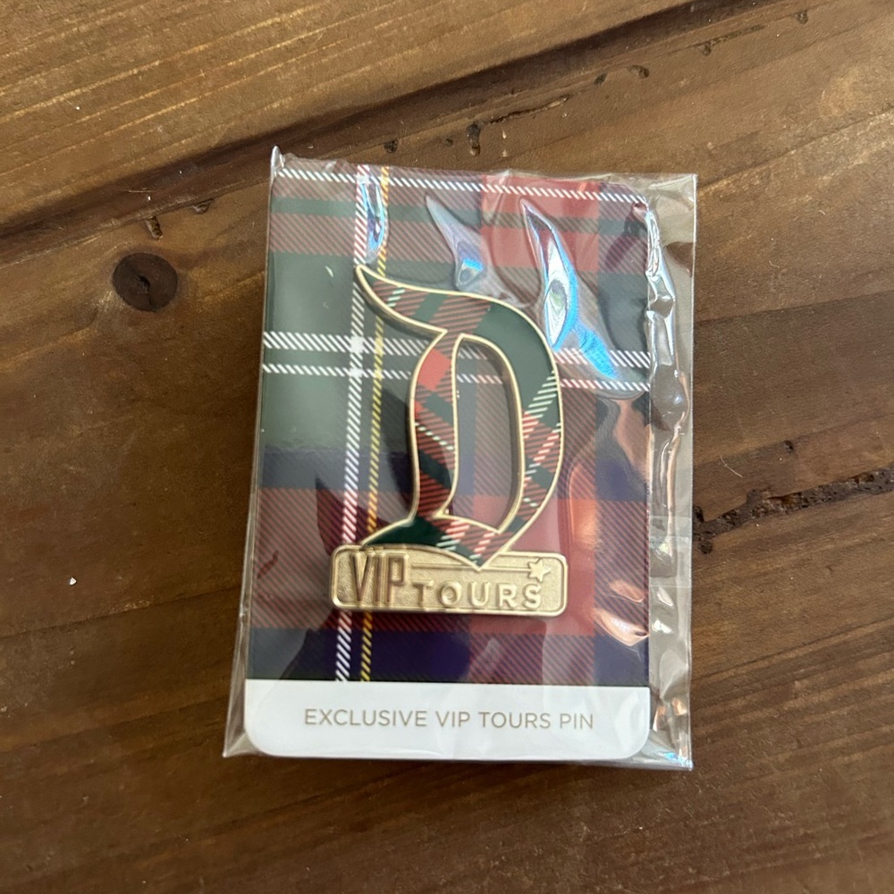 NWT Disney VIP tours exclusive pin